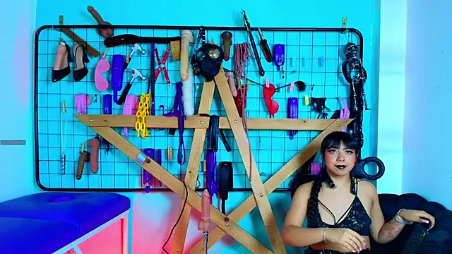 Mrmia bdsm extreme online show from December 3, 2025, 1:21 pm