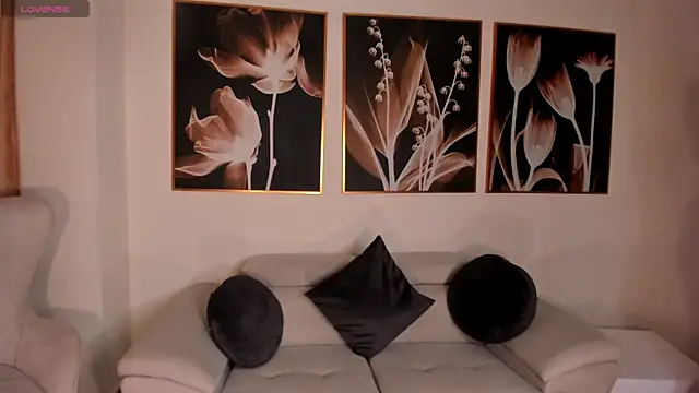 LeahNovac online show from September 25, 2025, 11:05 am