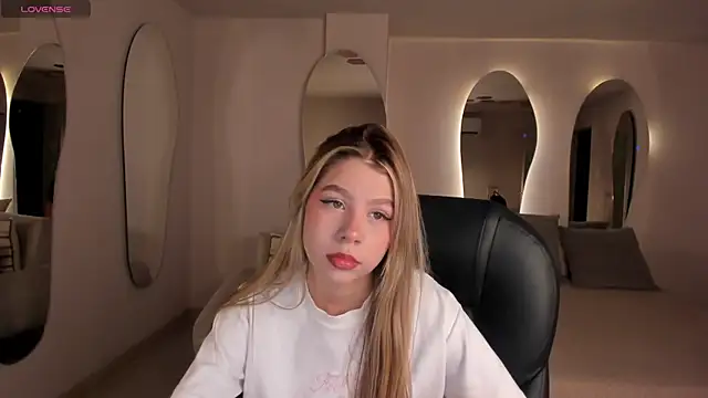 TiffannySins online show from May 27, 2026, 3:03 am