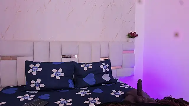 ThaliaOcean online show from December 1, 2025, 8:10 pm