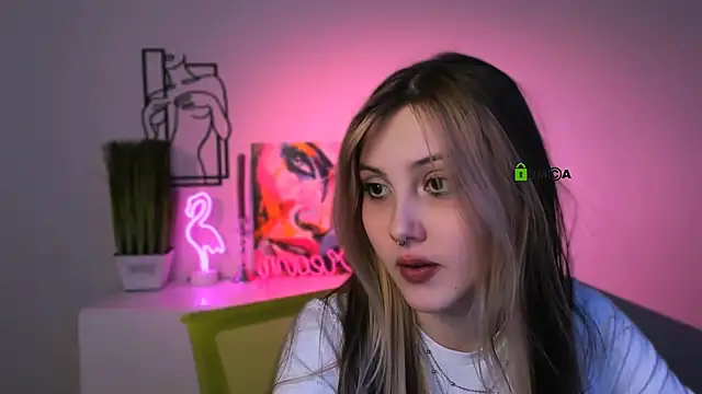 Snapshot of luna_tin chatting on November 28, 2025, 7:03 pm luna tin online show from November 28, 2025, 7:03 pm