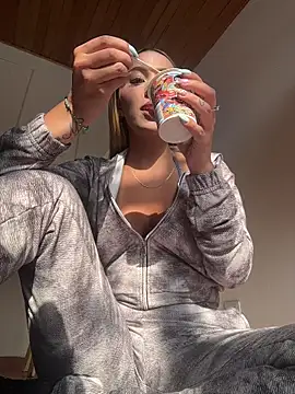 nikolevoshkie  online show from December 15, 2025, 8:58 pm