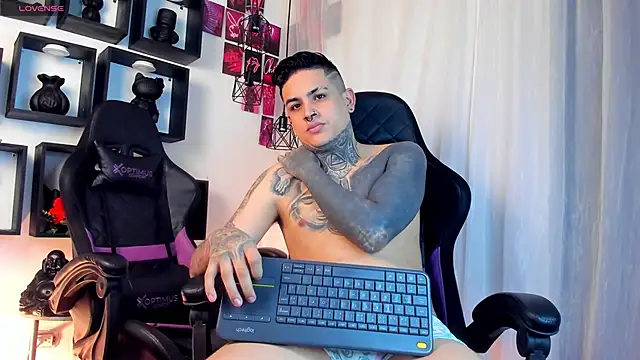 Snapshot of Sarahandzack chatting on November 15, 2025, 6:01 pm Sarahandzack online show from November 15, 2025, 6:01 pm