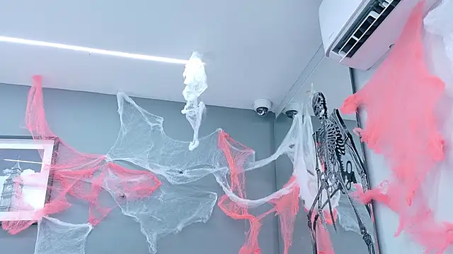 Snapshot of luna_roja25 chatting on October 15, 2025, 12:57 pm luna roja25 online show from October 15, 2025, 12:57 pm