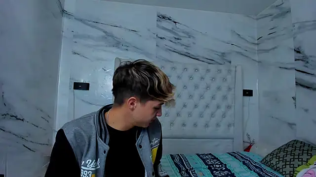 Ari and Storm online show from November 16, 2025, 1:27 pm