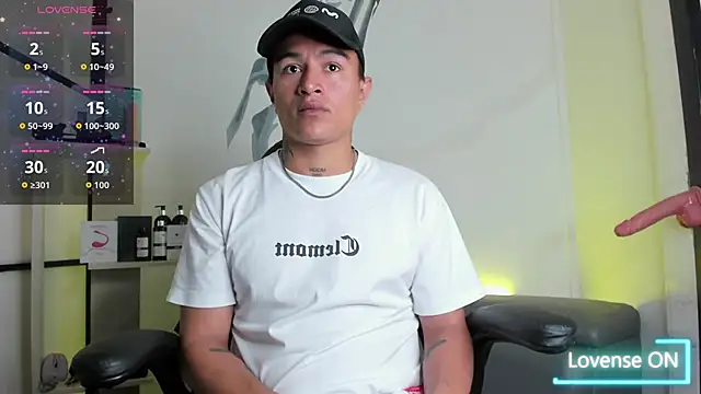 LiamDeep online show from November 3, 2025, 4:32 pm