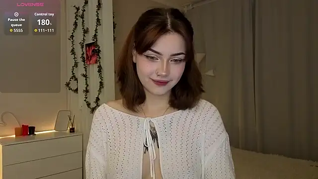 PurrrBerry online show from November 26, 2025, 3:39 am