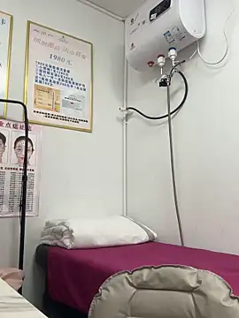 Baby-mmm online show from March 17, 2026, 4:04 am