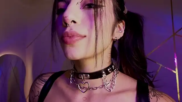 Snapshot of Hollyxx_ chatting on February 4, 2026, 11:33 pm Hollyxx online show from February 4, 2026, 11:33 pm