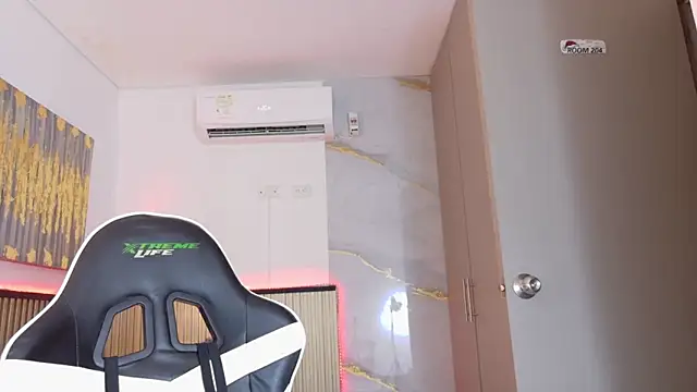 Snapshot of Laly_Cherry_ chatting on December 5, 2025, 12:15 pm Laly Cherry online show from December 5, 2025, 12:15 pm