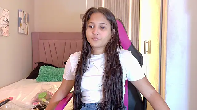 Snapshot of Laly_Cherry_ chatting on November 11, 2025, 12:22 pm Laly Cherry online show from November 11, 2025, 12:22 pm