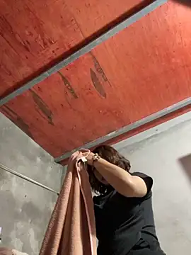 Snapshot of Lonnina chatting on November 6, 2025, 8:51 am Lonnina online show from November 6, 2025, 8:51 am