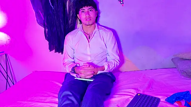 Snapshot of Laura_and_Kevin chatting on October 31, 2025, 1:30 pm Laura and Kevin online show from October 31, 2025, 1:30 pm