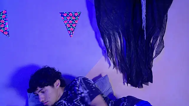 Snapshot of Laura_and_Kevin chatting on October 11, 2025, 2:18 pm Laura and Kevin online show from October 11, 2025, 2:18 pm