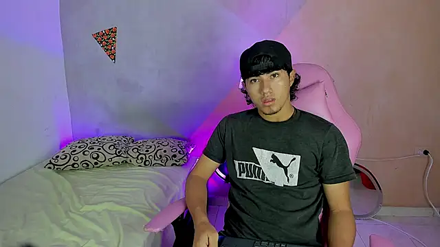 Snapshot of Laura_and_Kevin chatting on November 20, 2025, 3:12 pm Laura and Kevin online show from November 20, 2025, 3:12 pm