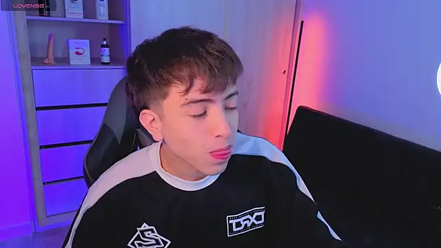 onlinenico online show from October 22, 2025, 8:08 pm