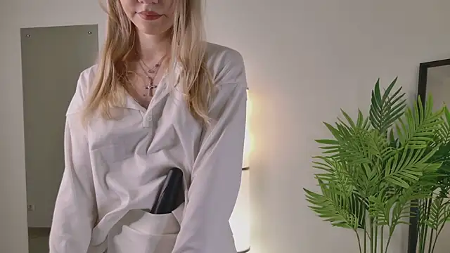 NyxBlonde online show from November 19, 2025, 1:22 pm