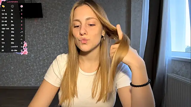 DreamyOlivia online show from September 29, 2025, 1:39 pm