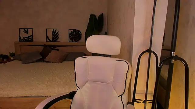 Snapshot of Lynn_Martin chatting on April 24, 2026, 6:10 pm Lynn Martin online show from April 24, 2026, 6:10 pm