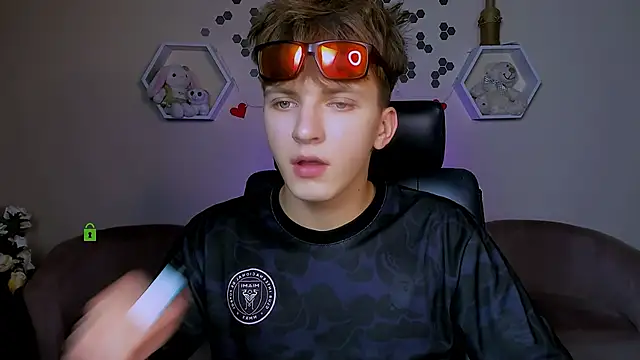 travis wolf  online show from September 18, 2025, 7:17 pm