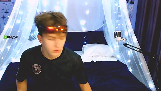 travis wolf  online show from September 26, 2025, 7:32 pm