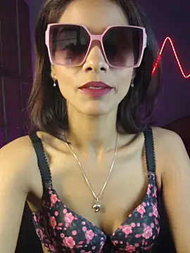 royeoy22 online show from May 18, 2026, 6:51 am