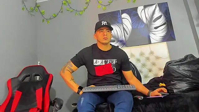 Snapshot of AngelAndChris chatting on September 29, 2025, 12:22 pm AngelAndChris online show from September 29, 2025, 12:22 pm