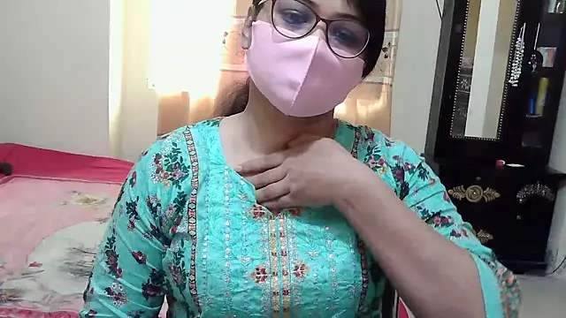 Snapshot of Elena_cruz5 chatting on December 22, 2025, 2:44 am Elena cruz5 online show from December 22, 2025, 2:44 am