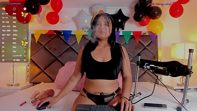 Snapshot of LuciaCollins_ chatting on September 29, 2025, 12:33 pm LuciaCollins online show from September 29, 2025, 12:33 pm