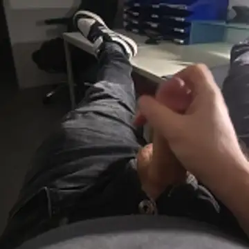 Snapshot of stunning_stallion chatting on November 21, 2025, 1:26 am stunning stallion online show from November 21, 2025, 1:26 am