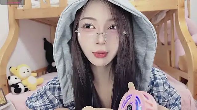 Sue101010 online show from October 12, 2025, 1:01 pm