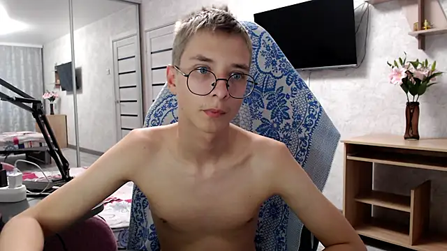 Snapshot of glasses_cat chatting on May 10, 2026, 5:15 pm glasses cat online show from May 10, 2026, 5:15 pm