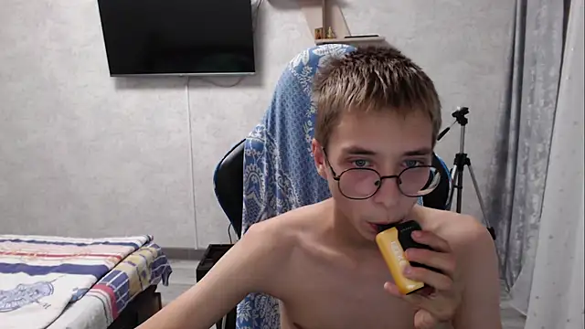 Snapshot of glasses_cat chatting on August 1, 2026, 9:02 pm glasses cat online show from August 1, 2026, 9:02 pm