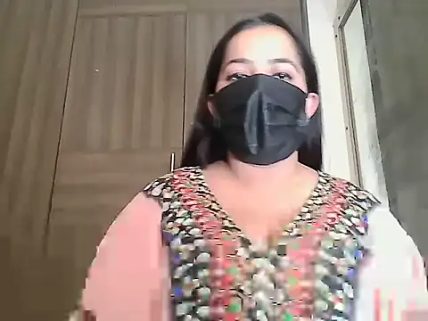 Snapshot of Queen_Pari87 chatting on November 17, 2025, 8:51 am Queen Pari87 online show from November 17, 2025, 8:51 am