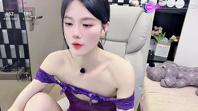 Yueyue-MM online show from May 8, 2026, 2:10 pm