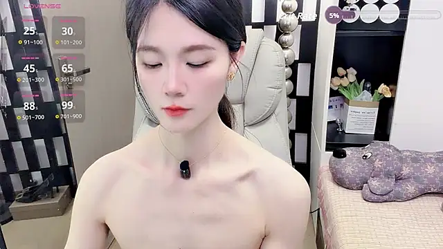 Yueyue-MM online show from April 28, 2026, 2:32 pm