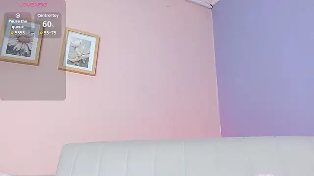 lourdes moon22 online show from October 10, 2025, 1:12 pm