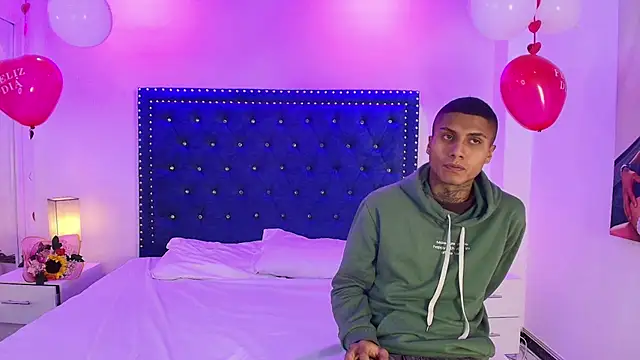 Snapshot of Damian_and_roxanne chatting on February 14, 2026, 12:38 pm Damian and roxanne online show from February 14, 2026, 12:38 pm