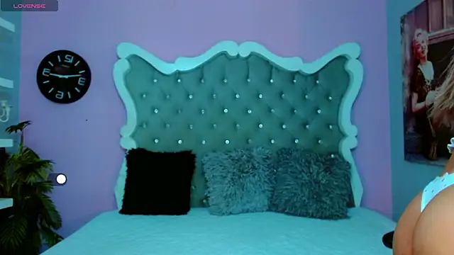 Honey Moontsts online show from March 22, 2026, 11:56 am