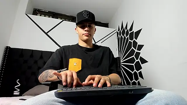 liaamsmiith  online show from September 12, 2025, 4:34 am