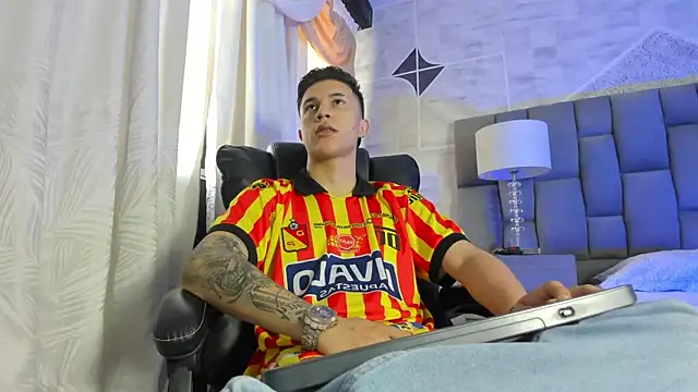 liaamsmiith  online show from October 21, 2025, 12:26 pm