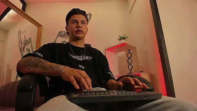 liaamsmiith  online show from February 12, 2026, 12:38 pm