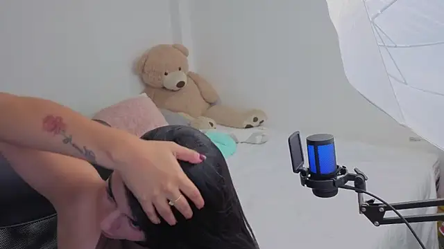 valerihouse online show from April 14, 2026, 1:10 am