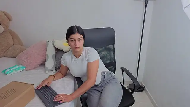 Snapshot of valerihouse chatting on November 16, 2025, 12:26 am valerihouse online show from November 16, 2025, 12:26 am