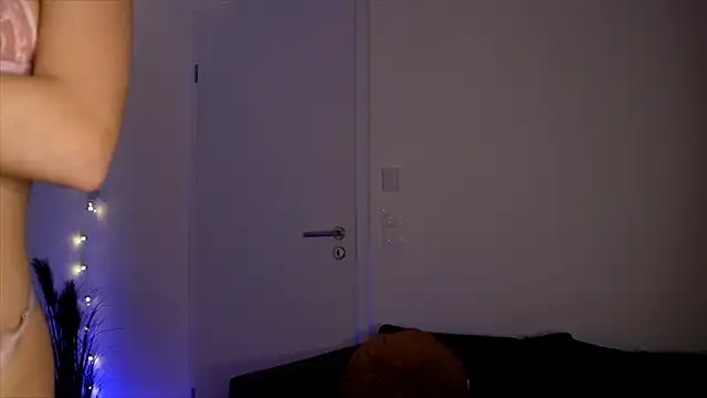 Snapshot of SophieFleur chatting on October 22, 2025, 8:19 pm SophieFleur online show from October 22, 2025, 8:19 pm