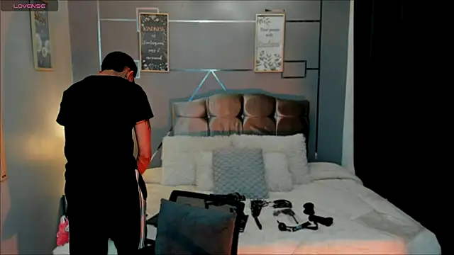 oliver mr  online show from November 22, 2025, 8:08 pm