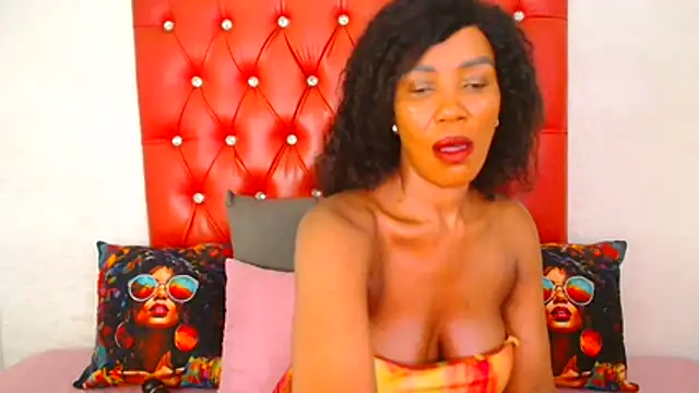 GaggingQueen32 online show from November 28, 2025, 5:02 pm