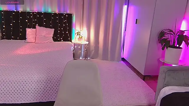 Lola Sparks online show from September 23, 2025, 6:09 am