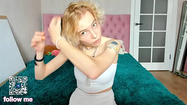 Pink Lila18 online show from October 15, 2025, 8:33 am