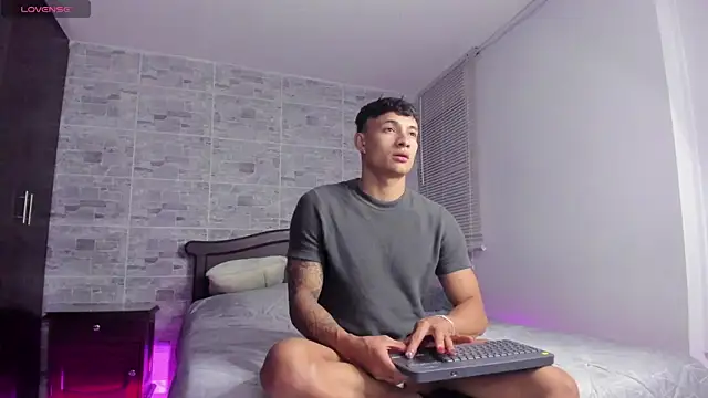 Snapshot of DavisFirb chatting on November 20, 2025, 2:45 am DavisFirb online show from November 20, 2025, 2:45 am